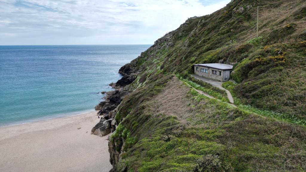 Lot: 69 - DETACHED RESIDENTIAL PROPERTY ENJOYING BREATHTAKING SEA VIEWS IN TRULY STUNNING LOCATION - Drone photo of property and cliff down to beach